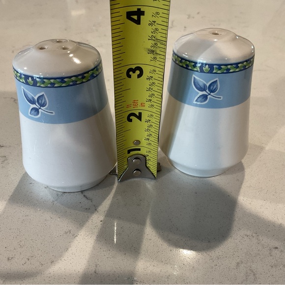 Salt & Pepper shakers CountryGate by Enesco. Great condition no stoppers - Picture 4 of 5
